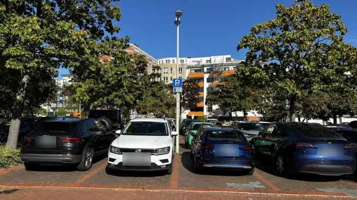 Parkplatz Heckelsbergplatz hinter dem Restaurant mit Stellplatzreihen und Parkscheiben-Schild